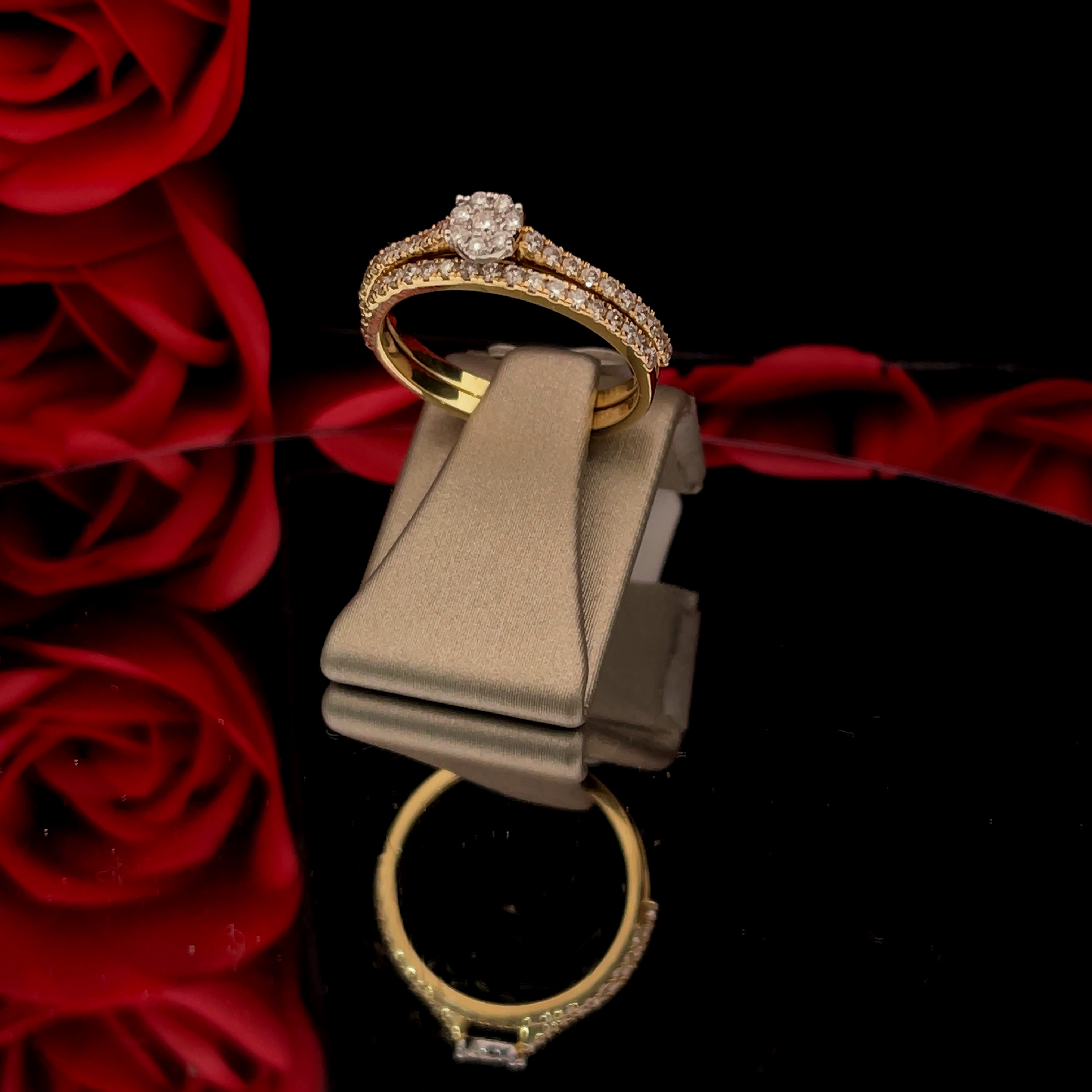 18 kr gouden TWINSET dames ring
Bezet met briljant geslepen diamanten.
49 - 0.53 CT 
D-SI 
(Al onze diamanten sieraden worden gecertificeerd geleverd)